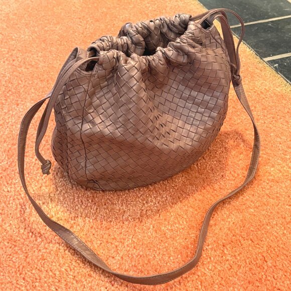Vintage Bottega Veneta Taupe Intrecciato Buttery Leather Drawstring Hobo Bag - Picture 10 of 16